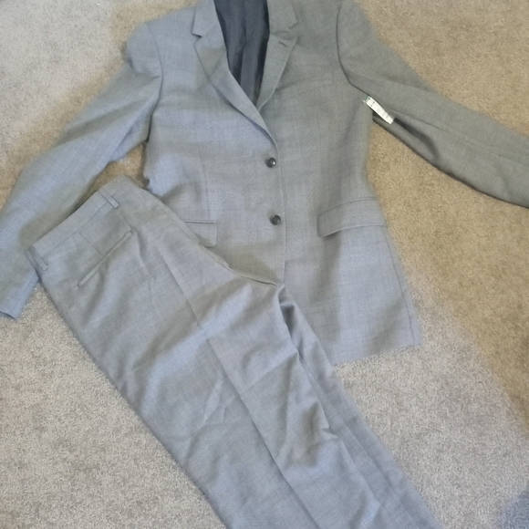 Suit - Picture 3 of 4
